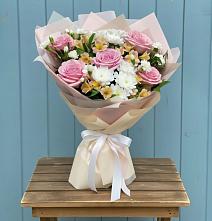 Букет цветов из:  Гвоздики, Орхидеи и Розы в Заполярном Республики Коми