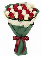 Букет Микс из красных и белых роз в Заполярном Республики Коми
