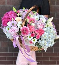 Цветочная композиция из Розы, Хризантемы, Пионы и Лизиантусы в корзине в Заполярном Республики Коми