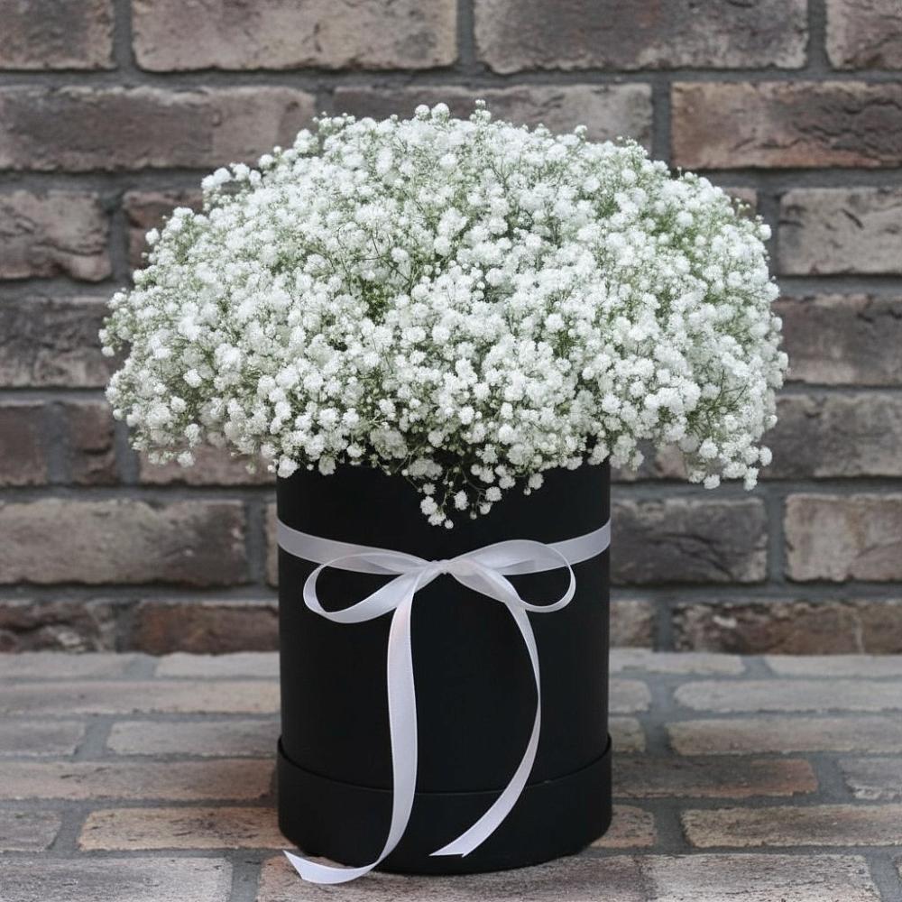 Цветочная композиция из Гипсофила в шляпной коробке в Заполярном Республики Коми