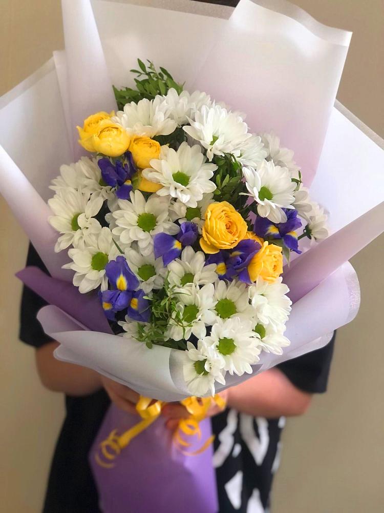 Букет цветов из: Ирисы, Хризантемы и Розы в Заполярном Республики Коми